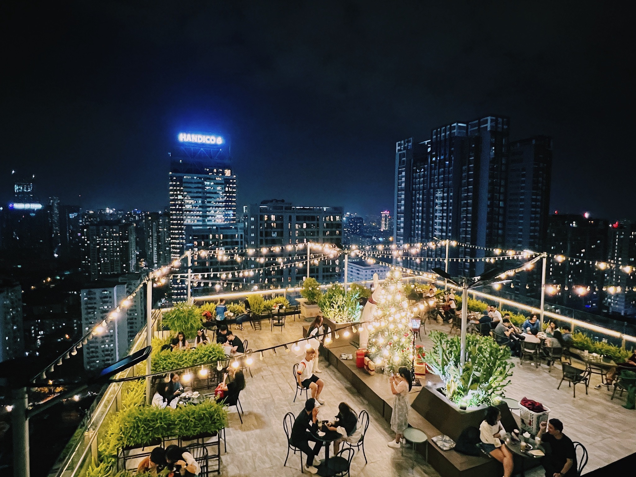 Trill Rooftop - Quán cafe đẹp ở Hà Nội có view "check in" siêu chất