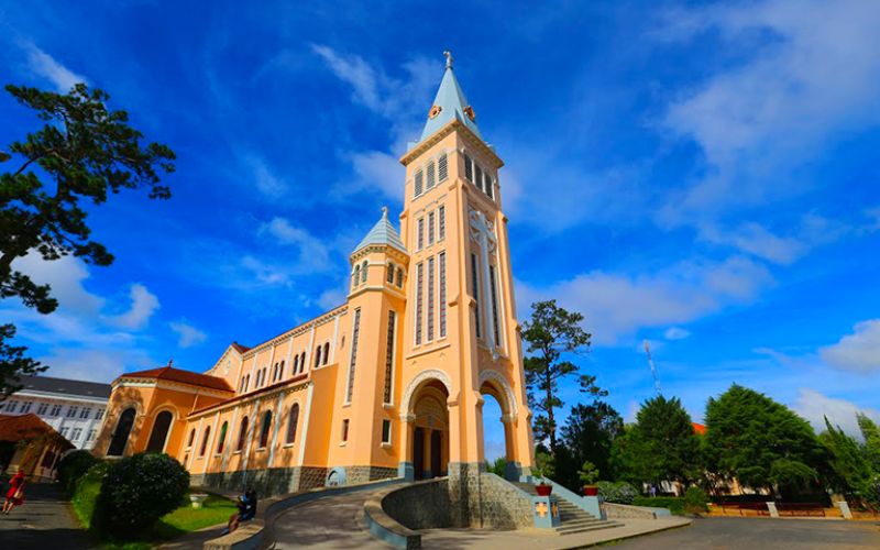 Nhà thờ chính tòa Đà Lạt - Nhà thờ nổi tiếng ở Việt Nam