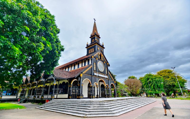 Nhà thờ gỗ Kon Tum - Nhà thờ đẹp và nổi tiếng ở Việt Nam