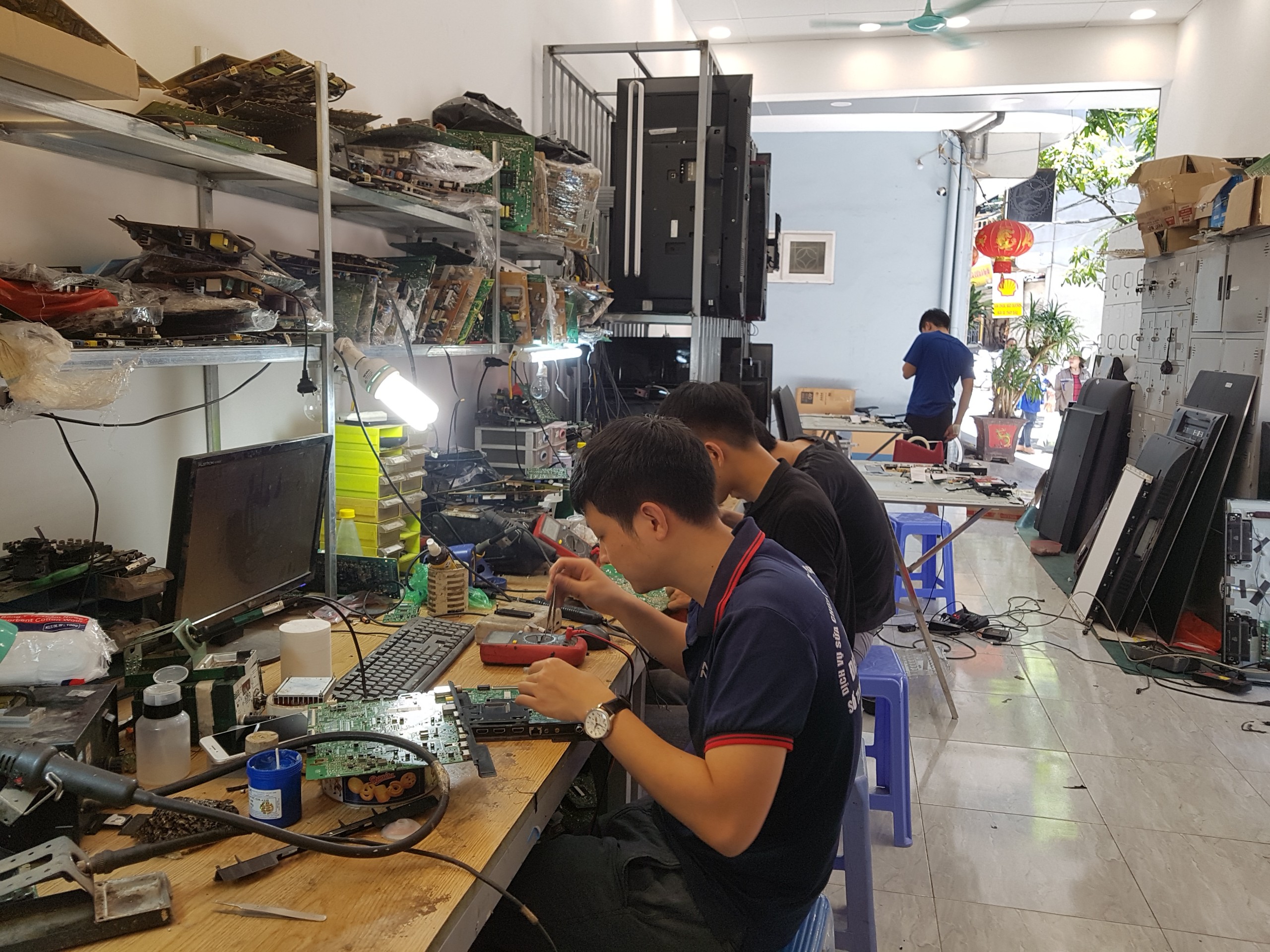 Điện tử Hòa Bình - Hơn 20 năm uy tín trong lĩnh vực sửa chữa tivi tại nhà ở Hà Nội