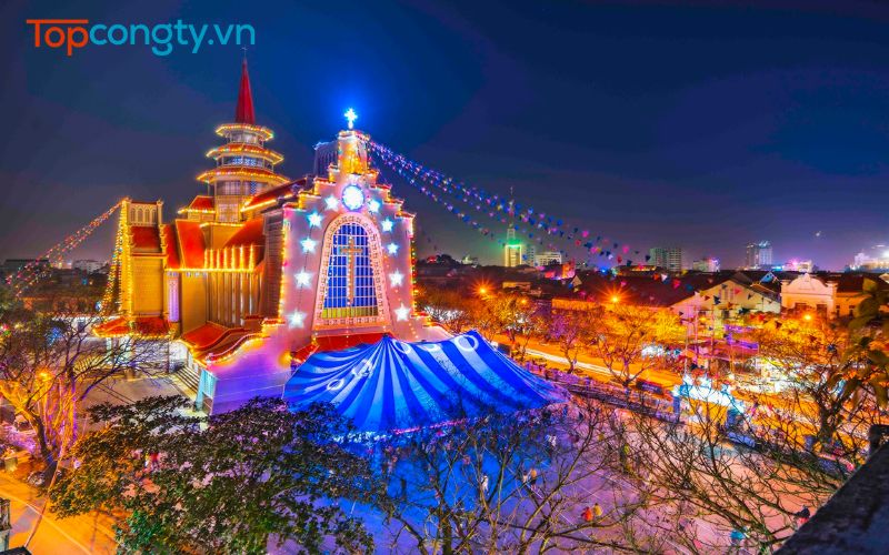 Nhà thờ dòng Chúa cứu thế - Địa điểm đi chơi Noel ở Sài Gòn thu hút bậc nhất