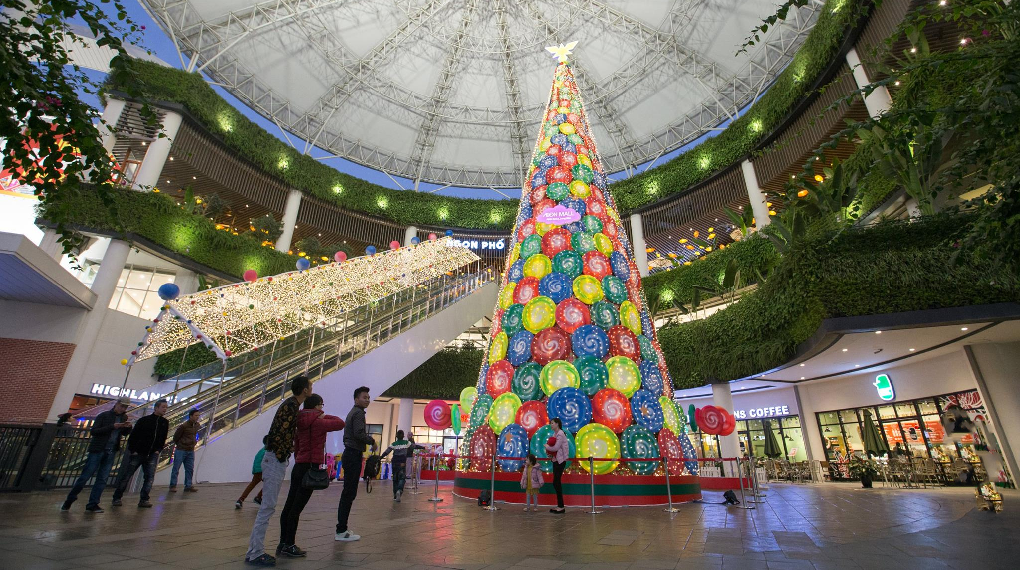 Aeon Mall Long Biên - Địa điểm đi chơi Noel ở Hà Nội cho cả gia đình